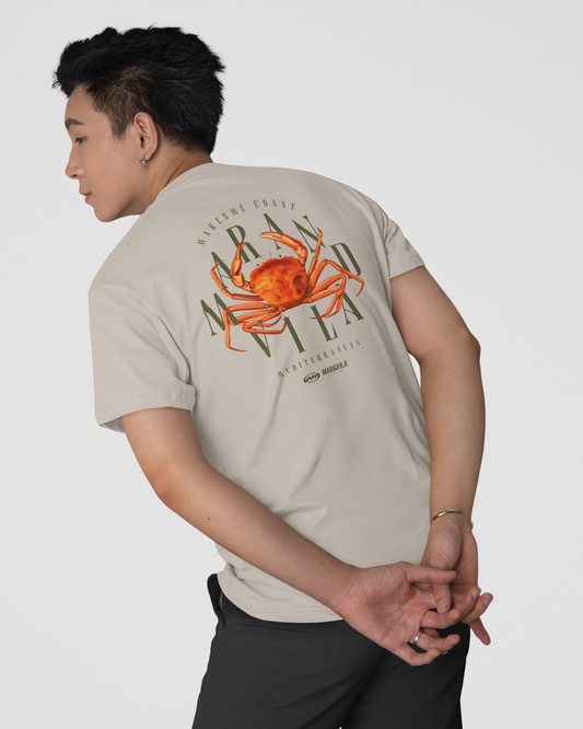 Camiseta cangrejo araña hombre beig trasera – ropa costera Cataluña Mar&Vila