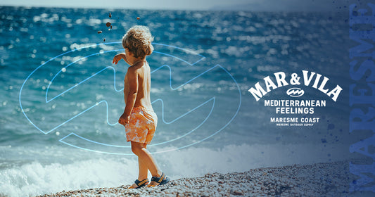 Familia en la playa del Maresme en verano, costa catalana cerca de Barcelona