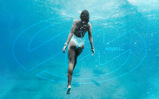 Chica buceando en un mar turquesa caribeño